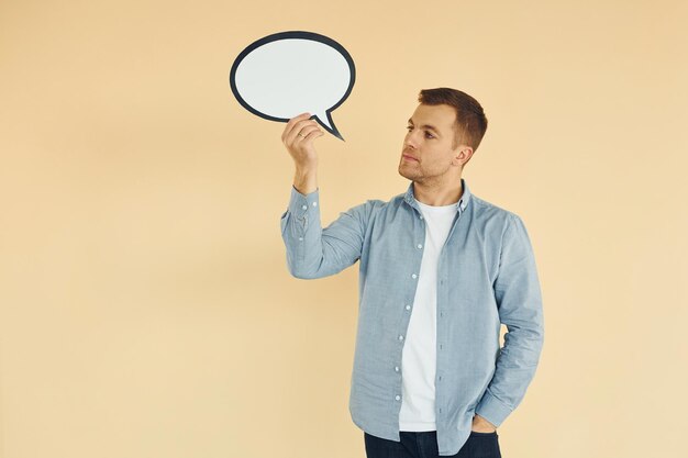 Foto ideas en la mente hombre de pie en el estudio con carteles vacíos para el texto