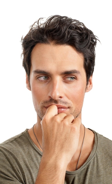 Ideas de pensamiento y hombre joven en un estudio para la elección decisión u opciones expresión facial planificación pregunta y persona masculina con lluvia de ideas o sueño cara aislada por fondo blanco