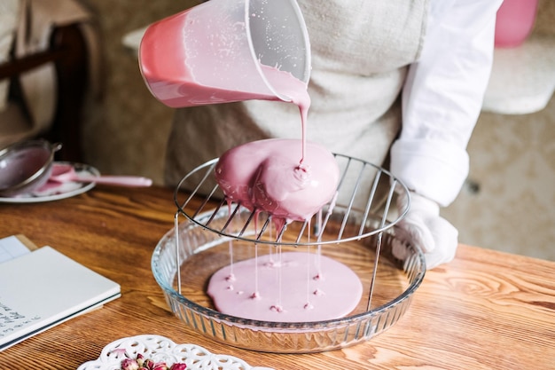 Ideas de recetas de cupcakes y pasteles para el día de San Valentín, mousse de glaseado de espejo rosa en forma de corazón para el día de San Valentín