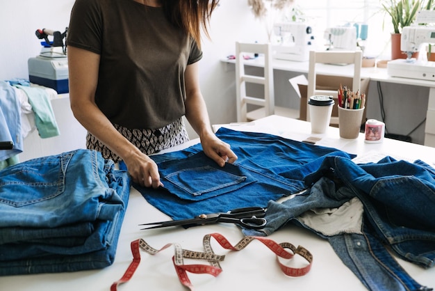 Ideas de reciclaje de mezclilla de moda sostenible usando jeans viejos reutilizando jeans reutilizando jeans viejos