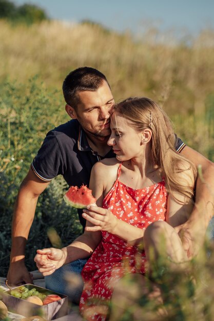 Ideas románticas para citas de picnic pareja joven enamorada en un picnic de verano con sandía