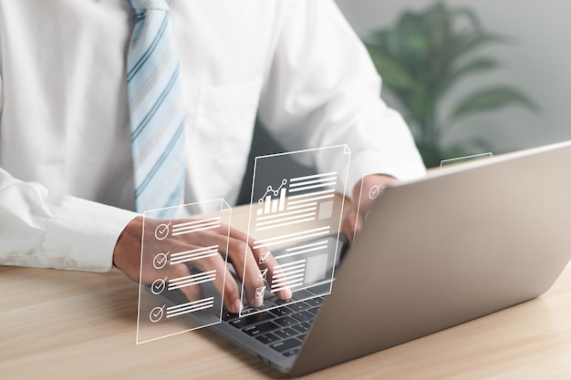 Ideas de trabajo sin papel para diseñar la gestión de documentos de firma electrónica Un hombre de negocios firma un documento electrónico en un documento digital en una pantalla virtual