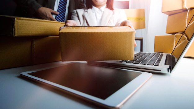 Ideas de ventas en línea para trabajar en casa El hombre asiático responde llamadas telefónicas Para aceptar pedidos de clientes en líneaMuy buena venta en línea Negocios y comercio electrónicoTienda en línea Vender productos en casa