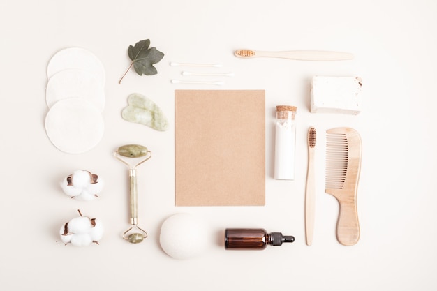 Idee für einen Spa-Tag zu Hause. Umweltfreundliches organisches, wiederverwendbares Selbstpflegezubehör. Zero Waste nachhaltiger Lebensstil. Flatlay, Ansicht von oben