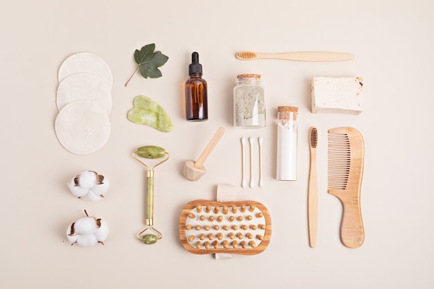 Idee für einen Spa-Tag zu Hause. Umweltfreundliches organisches, wiederverwendbares Selbstpflegezubehör. Zero Waste nachhaltiger Lebensstil. Flatlay, Ansicht von oben