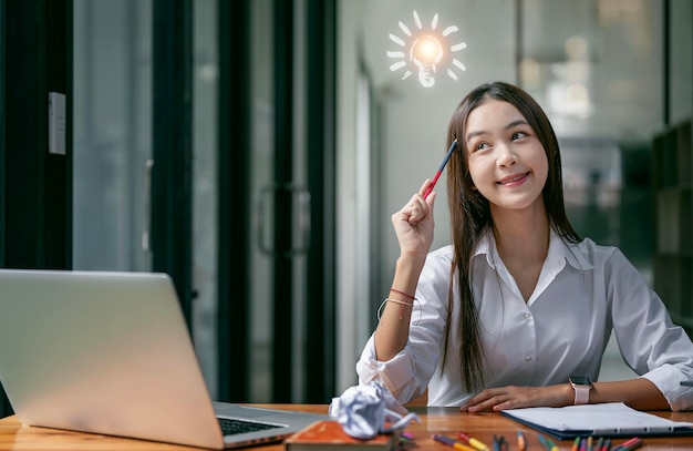 Idee Glühbirnen mit jungem Mädchen in einem nachdenklichen Facesitting im Coworkspace