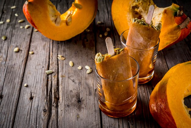 Ideen für Herbstgerichte aus Kürbissen. Leckerbissen für eine Thanksgiving-Party, Halloween.