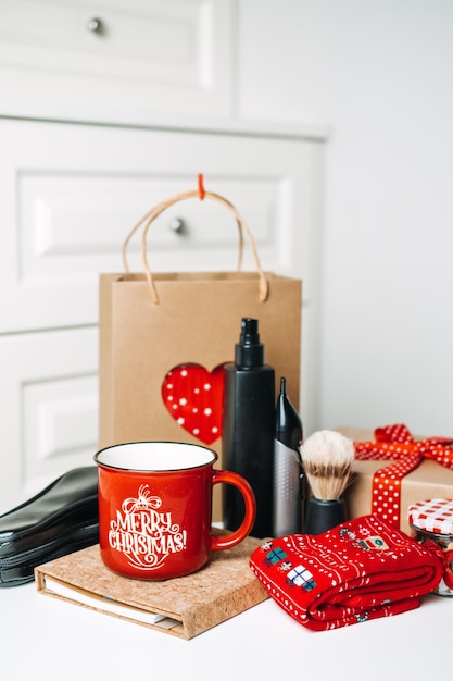 Foto ideen für weihnachtsgeschenkboxen für männer, vater, freund, rote und schwarze rasierprodukte für männer ohne abfall