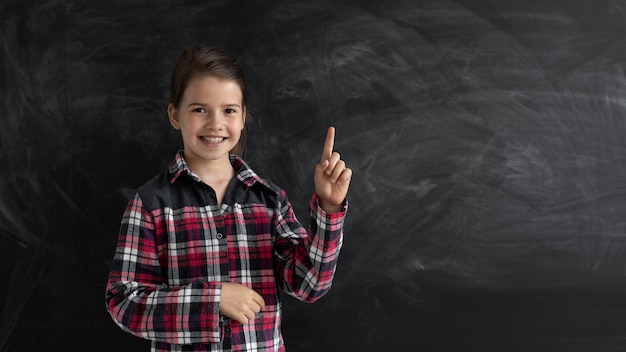 Ideen und Brainstorming-Konzept Fröhlicher Schüler mit Glühbirne und Kreide Fragezeichen