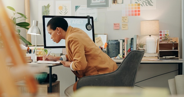 Foto ideenplanungsbüro und eine schwarze frau mit einem notizbuch für geschäftsprojekte inspiration oder ziele arbeitsraum notizen und ein afrikanischer angestellter, der notizen über arbeitsinformationen, zeitplan oder tagesordnung schreibt