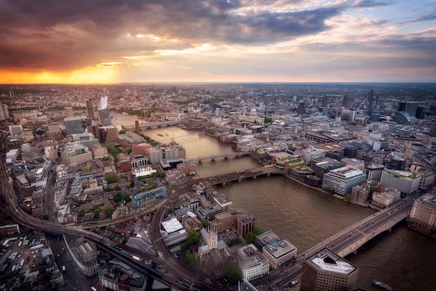 Ideia aérea da skyline de Londres no por do sol, Reino Unido.