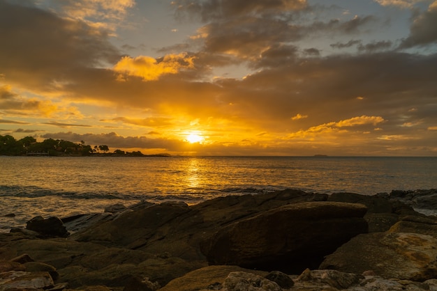 Ideia aérea do nascer do sol sobre o oceano em Tailândia.