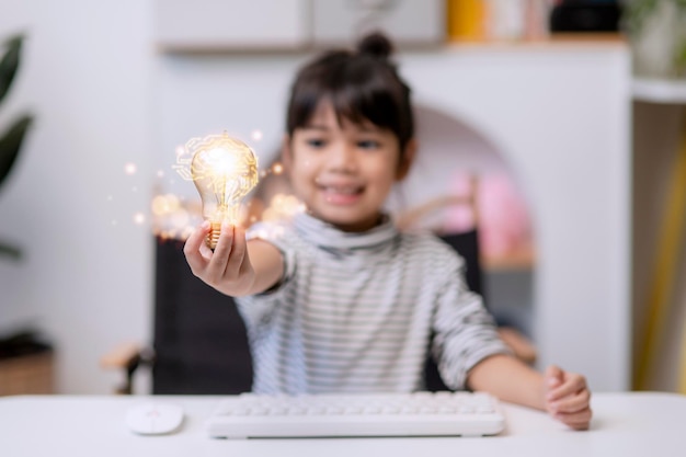 Ideia criativa pensamento brilhante educação conhecimento cognição Retrato inteligente inteligente menina curiosa com lâmpada brilhante na mão