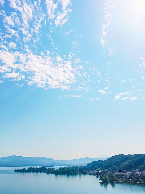 Ideia da paisagem suíça idílica do lago de Zurique em wollerau cantão de schwyz na suíça montanhas de zurique céu azul aquático como natureza de verão e destino de viagem ideal como impressão de arte cênica
