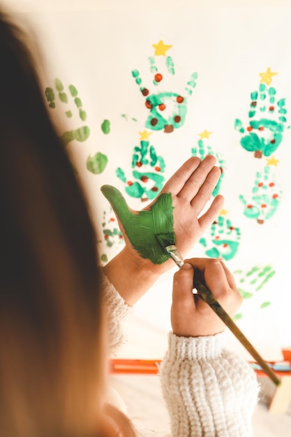 Ideia de atividade de Natal de bebê impressão de mão em papel