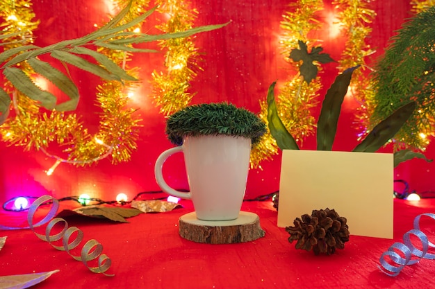 Ideia de conceito minimalista exibindo produtos. caneca de café no fundo do natal e ano novo