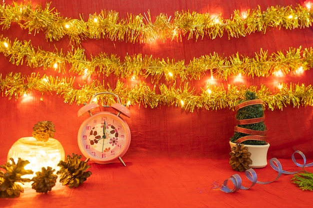 Ideia de conceito minimalista exibindo produtos. fundo de natal e ano novo. vermelho, luzes, flor de pinheiro
