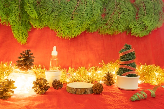 Foto ideia de conceito minimalista exibindo produtos. fundo de natal e ano novo. vermelho, luzes, flor de pinheiro