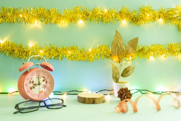 Ideia de conceito minimalista exibindo produtos. fundos de Natal e ano novo. despertador. flor de pinheiro