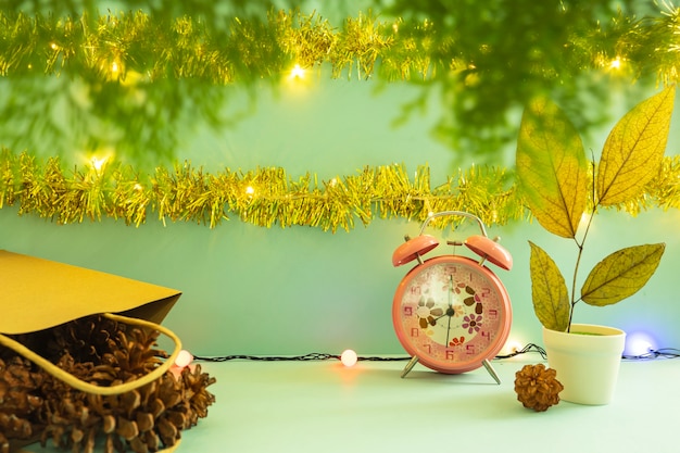 Ideia de conceito minimalista exibindo produtos. fundos de natal e ano novo. despertador. flor de pinheiro