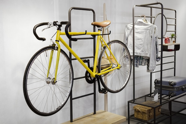 Idéia de design moderno quarto interior com prateleira e bicicleta