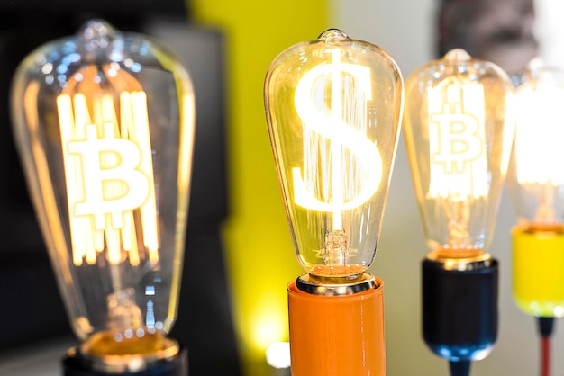 Idéia de ganhar dinheiro Lâmpada com símbolo de Bitcoin