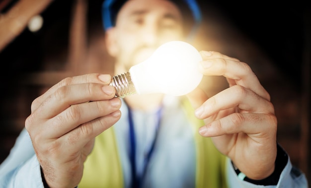 Foto idéia de luz e engenheiro de homem segurando uma lâmpada para inovação de visão e construção trabalhador da construção civil contratado e luzes de designer para um projeto de manutenção com um arquiteto e lâmpada