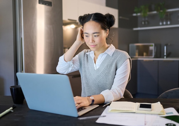 Ideia de pensamento e mulher asiática de negócios com laptop trabalhando em proposta on-line de relatório e projeto em casa Documentos de trabalho remoto e trabalhadora com computador para estratégia e planejamento de pesquisa