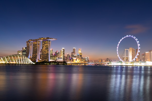 Ideia do panorama da área do centro da construção do negócio durante o tempo crepuscular em Singapura.