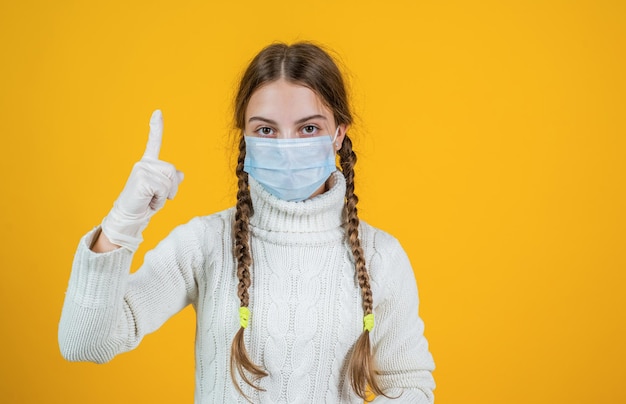 Idéia para vacina. covid-19 e saúde. garota na máscara médica do respirador. paciente no item segurança. higiene na pandemia de coronavírus. ela precisa da vacina do vírus. quarentena de surto epidêmico. confinamento.