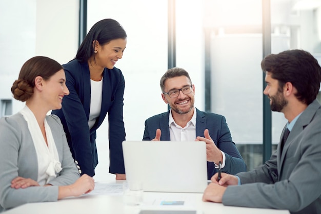 Ideias cheias de inovação Foto recortada de um grupo de empresários tendo uma reunião em um escritório moderno