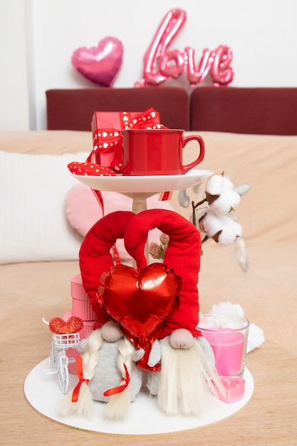 Ideias de decoração para o dia dos namorados. Tigela de doces decorada com gnomos, copo, velas e caixas de presente