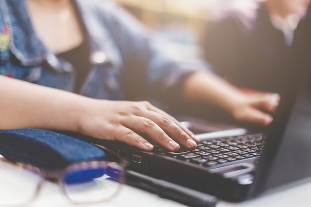 Foto idéias de negócios com mão mulher trabalho com laptop