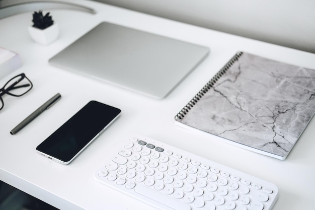 Ideias de negócios digitais espaço de trabalho moderno de negócios on-line com lápis de celular portátil de tela em branco