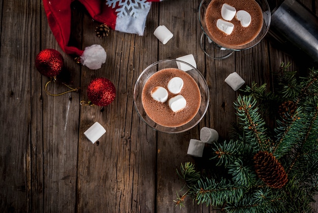 Ideias para festa de Natal bebe coquetéis caseiros de Martini de Chocolate Quente com marshmallow na velha mesa de madeira rústica com decorações de Natal