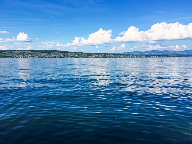 Idílica paisagem suíça vista do lago de Zurique nas montanhas richterswil suíça água azul do céu de zurique como natureza de verão e destino de viagem ideal como impressão de arte cênica