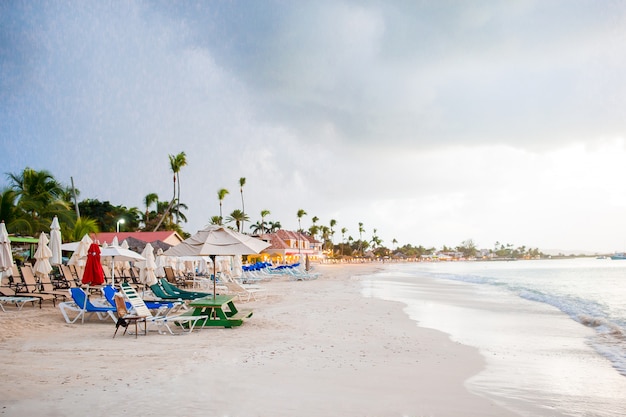 Idílica playa tropical del caribe con arena blanca, agua turquesa del océano antes de la lluvia