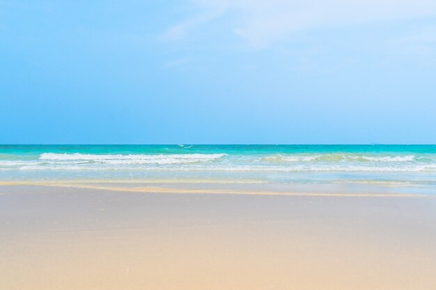 Idílica praia tropical de areia branca perfeita e águas cristalinas turquesa do oceano - plano de fundo natural das férias de verão com céu azul ensolarado