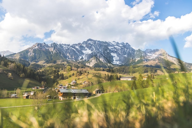 Idílico Alpine Mountain Range Hochkonig montanha em Salzburgo Áustria