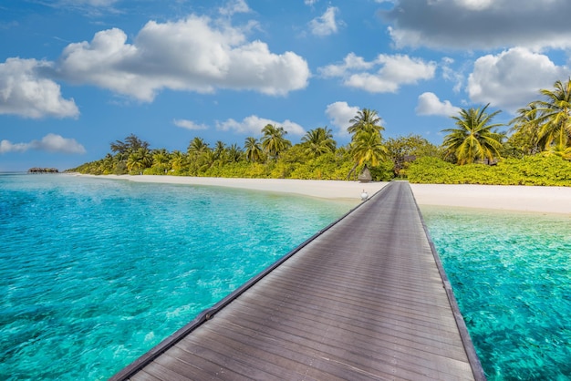 Idílico paisaje de playa tropical para fondo o papel tapiz. Muelle de madera, isla paradisíaca, verano
