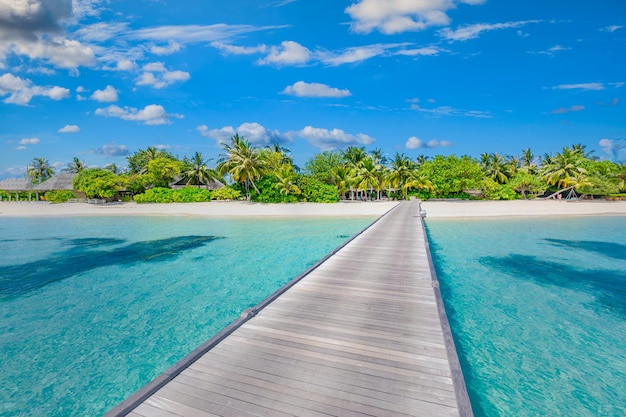 Idílico paisaje de playa tropical en Maldivas Muelle de madera en una isla paradisíaca vacaciones increíbles