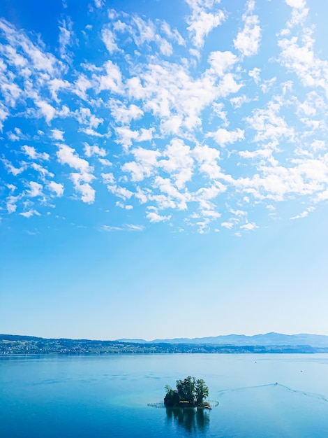 Foto idílico paisaje suizo vista del lago de zúrich en wollerau cantón de schwyz en suiza zurichsee mo ...