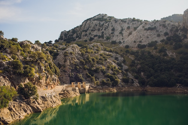 Idílico paisaje de verano con claro lago de montaña en los Alpes.