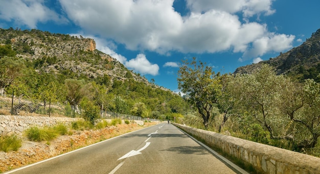 Foto un idílico road trip por las montañas mallorquinas españa