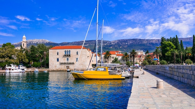 Foto idílicos pueblos costeros en croacia scenic kastella en dalmacia kastel luksic village