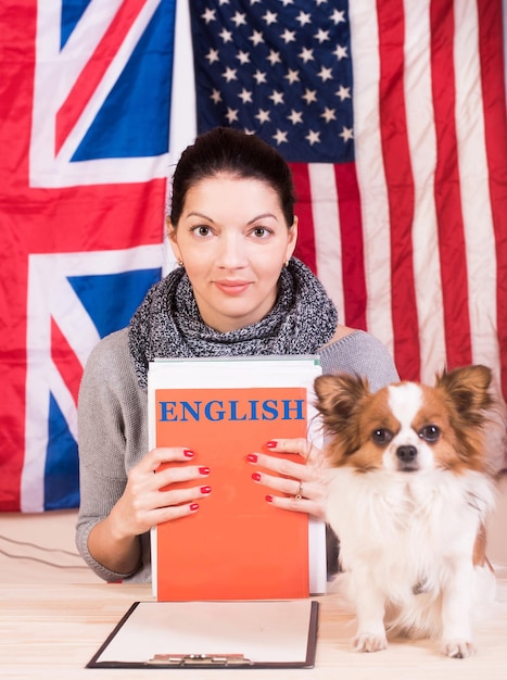 Foto idioma de aprendizaje simple inglés incluso para perros mujer joven y su perro aprendiendo inglés