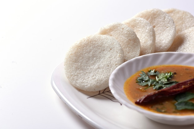 Idli com sambar e chutney de coco, prato indiano: comida favorita do sul da índia rava idli ou semolina à toa ou rava à toa, servida com sambar e chutney de coco verde.