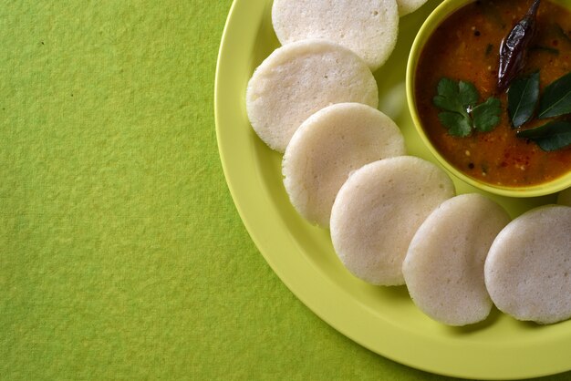 Idli com Sambar na tigela em verde