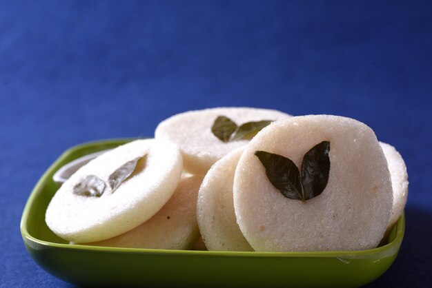 Idli mit Kokosnusschutney, indisches Gericht: südindisches Lieblingsessen Rava Idli oder Grieß untätig oder Rava untätig, serviert mit Sambar und grünem Kokosnusschutney.