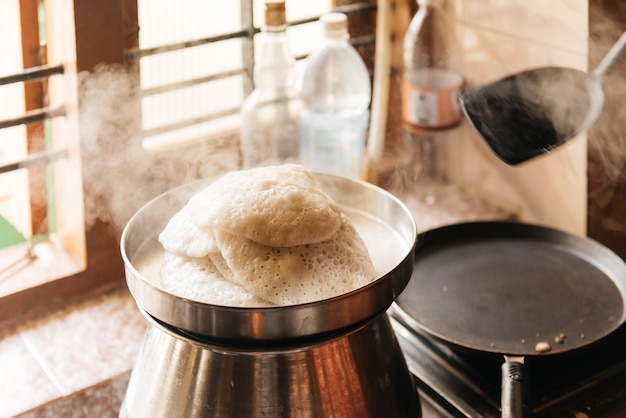 Idli ou bolo de arroz saboroso no café da manhã com comida nacional da Índia